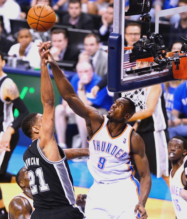 英雄联盟-包含转折点！拜仁慕尼黑更衣室发声，NBA常规赛集结日攻防权衡，气氛紧张，赛程密集仍需轮换的词条